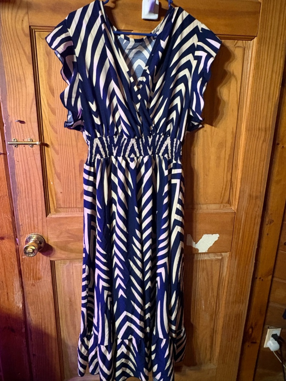 NFS-SOLD-VEGAS_POSH 
Women’s Navy and White Patterned V-Neck Dress